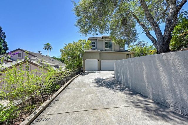 1050 Fox Run Ct, Auburn, CA 95603
