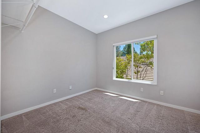 1050 Fox Run Ct, Auburn, CA 95603