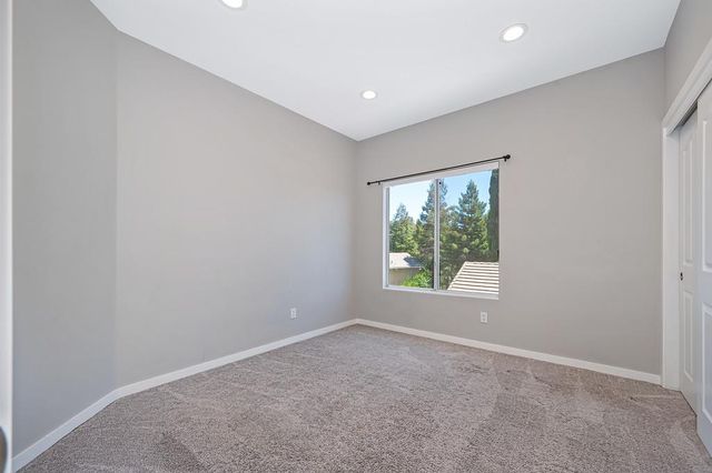 1050 Fox Run Ct, Auburn, CA 95603