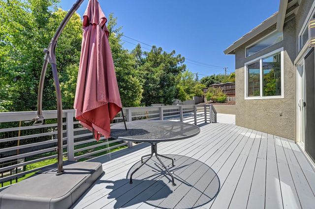 1050 Fox Run Ct, Auburn, CA 95603