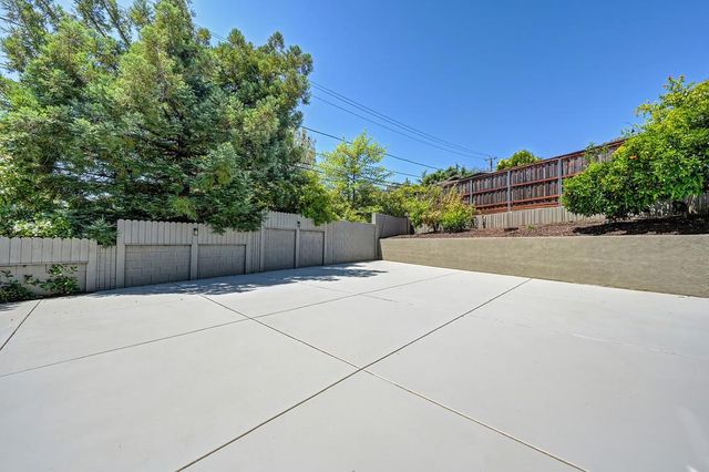 1050 Fox Run Ct, Auburn, CA 95603