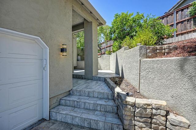 1050 Fox Run Ct, Auburn, CA 95603