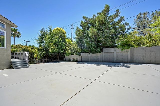 1050 Fox Run Ct, Auburn, CA 95603