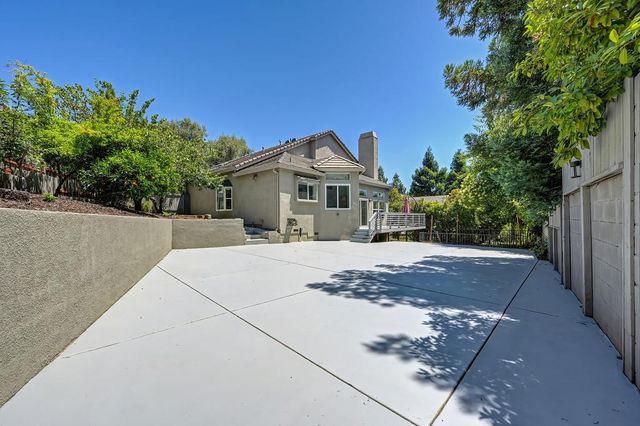 1050 Fox Run Ct, Auburn, CA 95603