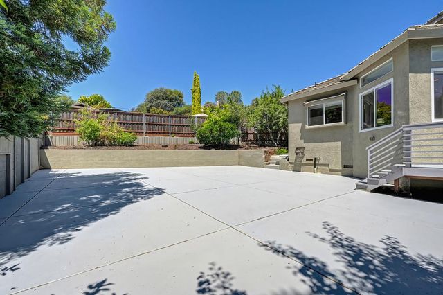 1050 Fox Run Ct, Auburn, CA 95603