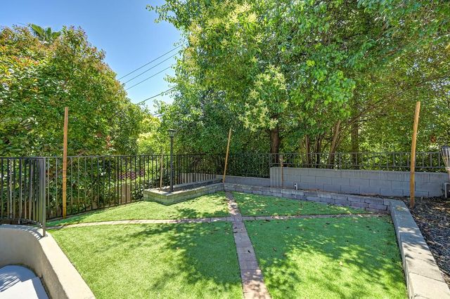 1050 Fox Run Ct, Auburn, CA 95603