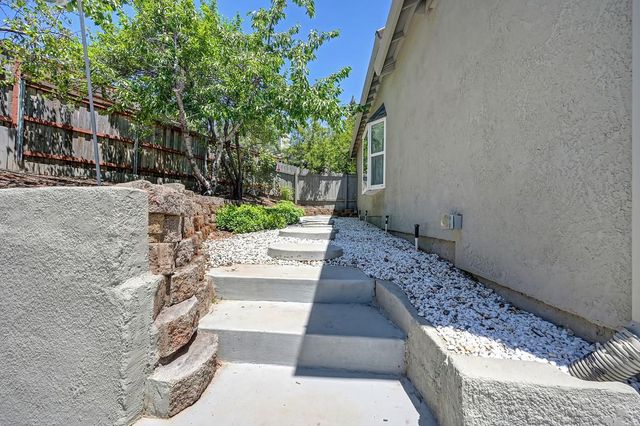 1050 Fox Run Ct, Auburn, CA 95603