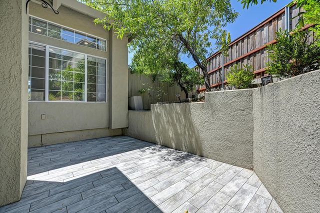 1050 Fox Run Ct, Auburn, CA 95603
