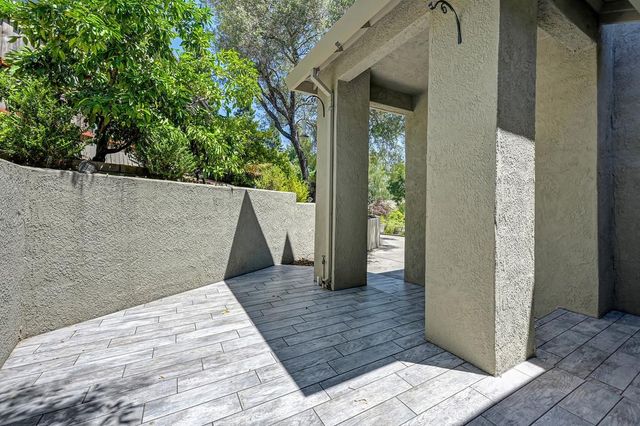 1050 Fox Run Ct, Auburn, CA 95603