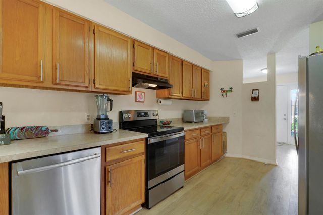 464 NW Ravenswood Lane, Port St. Lucie, FL 34983