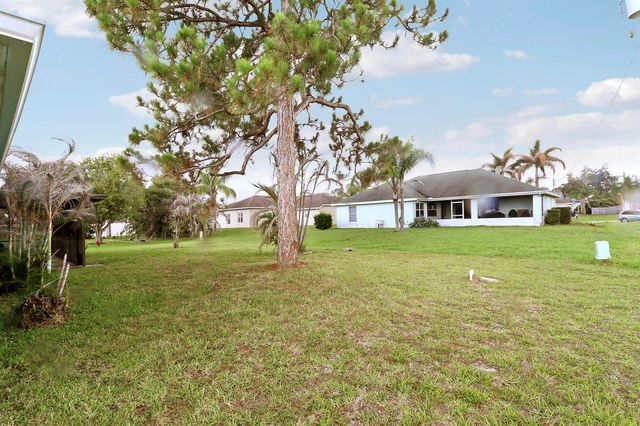 464 NW Ravenswood Lane, Port St. Lucie, FL 34983