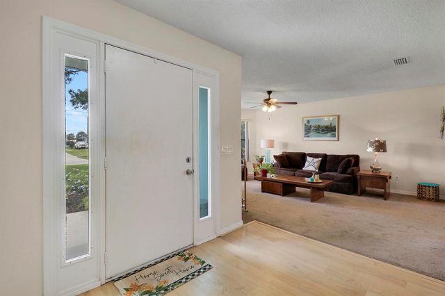 464 NW Ravenswood Lane, Port St. Lucie, FL 34983
