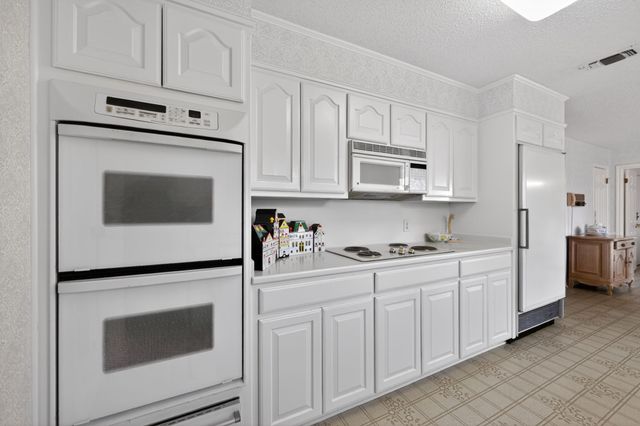 704 Castlewood Lane, Arlington, TX 76012