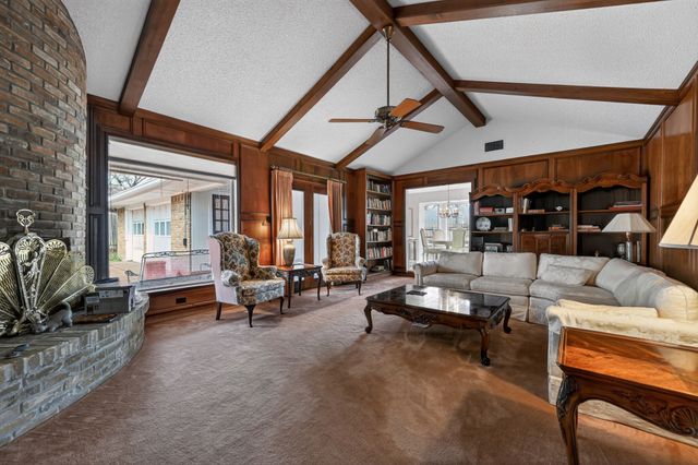 704 Castlewood Lane, Arlington, TX 76012