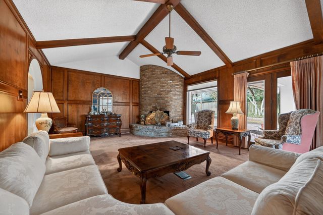 704 Castlewood Lane, Arlington, TX 76012