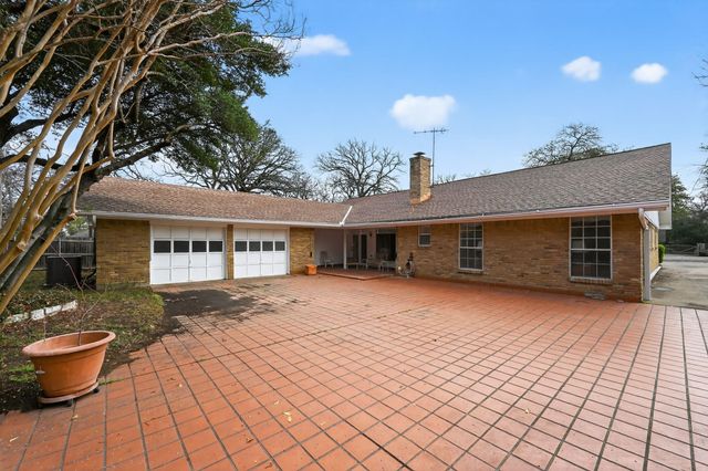 704 Castlewood Lane, Arlington, TX 76012