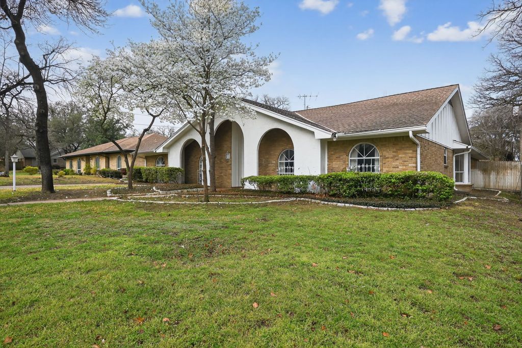 704 Castlewood Lane, Arlington, TX 76012 — photo 2