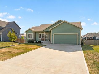 941 N Cottonwood Court, Tonganoxie, KS 66086