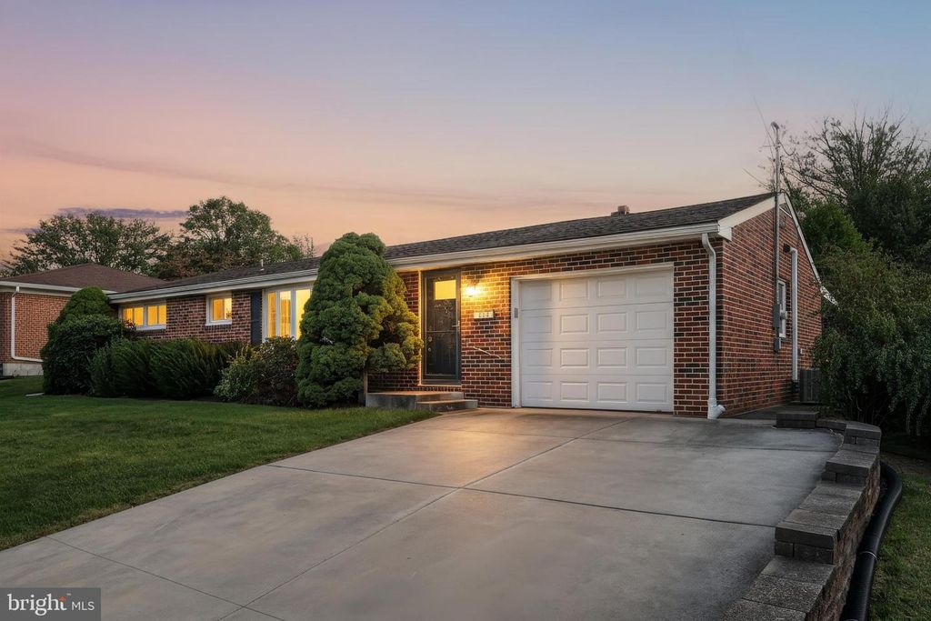 452 BEAVER ST, Hellam, PA 17406