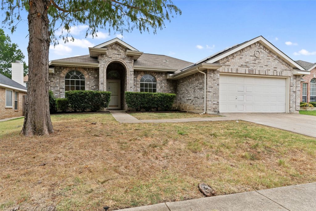 718 W Lonesome Dove Trail, Arlington, TX 76001 — exterior