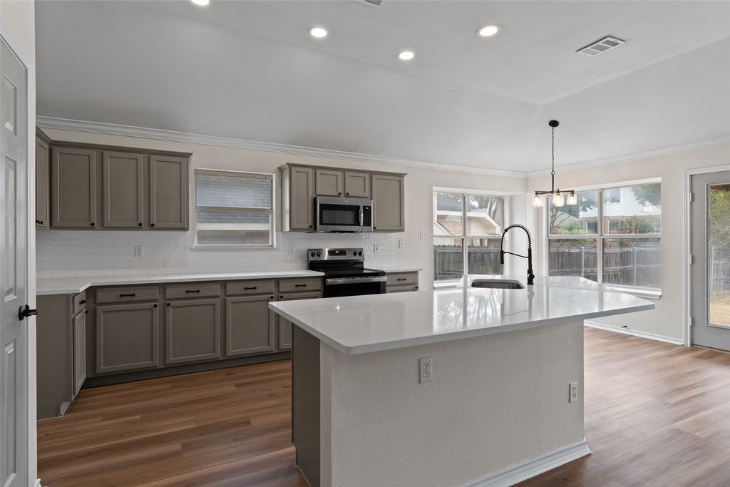 718 W Lonesome Dove Trail, Arlington, TX 76001 — photo 3