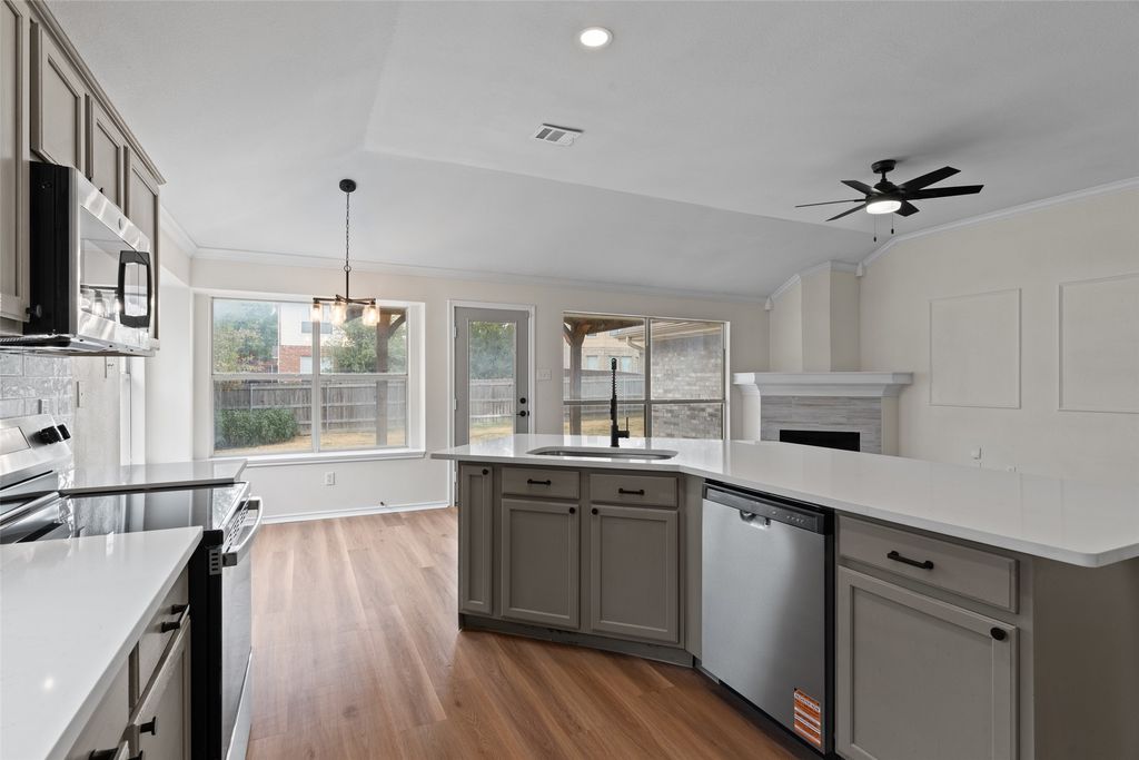 718 W Lonesome Dove Trail, Arlington, TX 76001 — photo 5