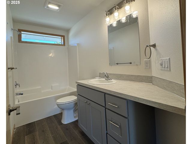 684 ST CHARLES St, Eugene, OR 97402