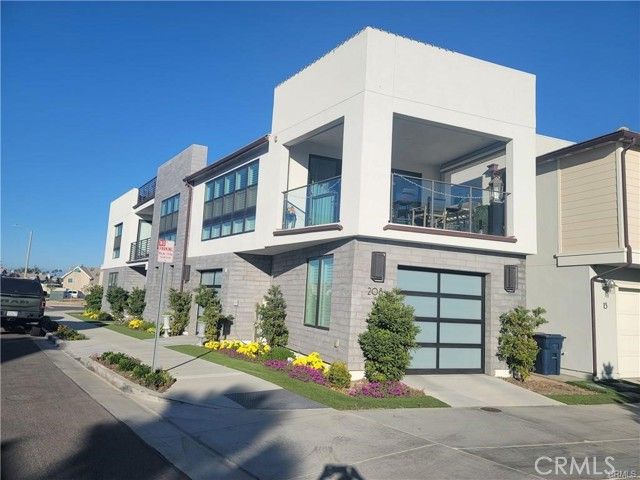 208 Ocean Place, Seal Beach, CA 90740