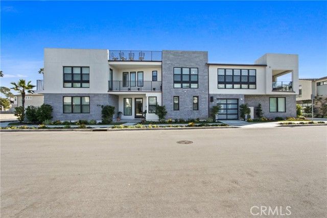 208 Ocean Place, Seal Beach, CA 90740
