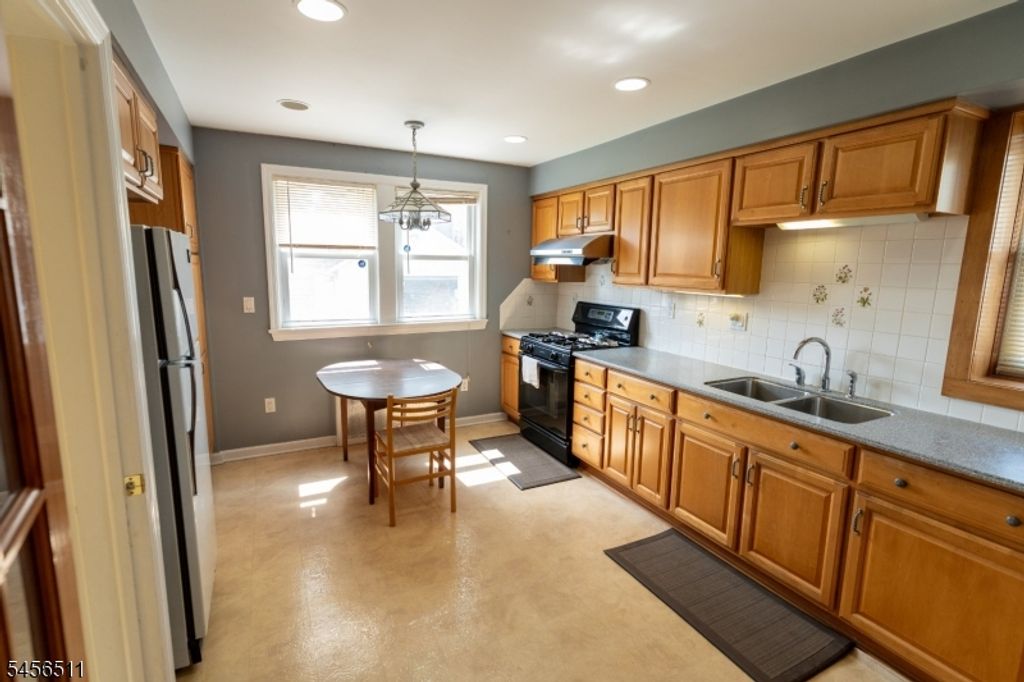 30 Carnation St, Bergenfield Boro, NJ 07621 — photo 5