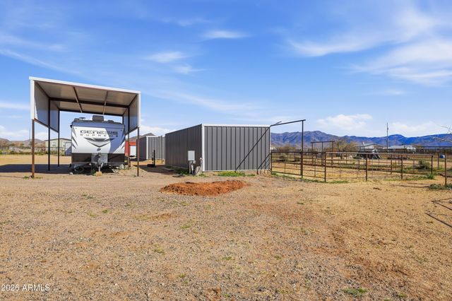 22454 W Steel Horse Road, Congress, AZ 85332