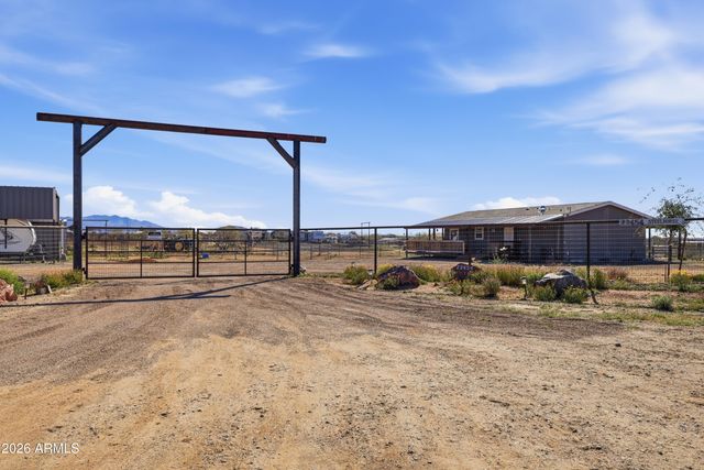 22454 W Steel Horse Road, Congress, AZ 85332