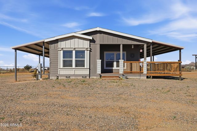 22454 W Steel Horse Road, Congress, AZ 85332