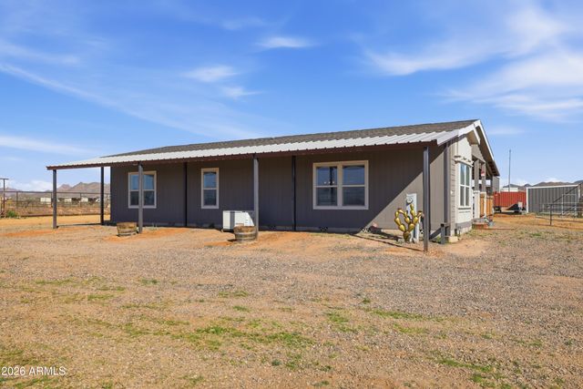 22454 W Steel Horse Road, Congress, AZ 85332