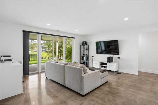1106 S 100th Street, West Des Moines, IA 50266