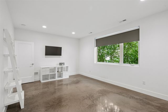 1106 S 100th Street, West Des Moines, IA 50266
