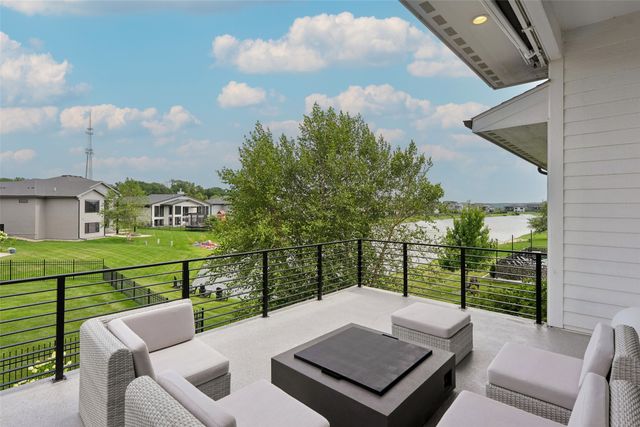 1106 S 100th Street, West Des Moines, IA 50266