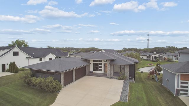 1106 S 100th Street, West Des Moines, IA 50266