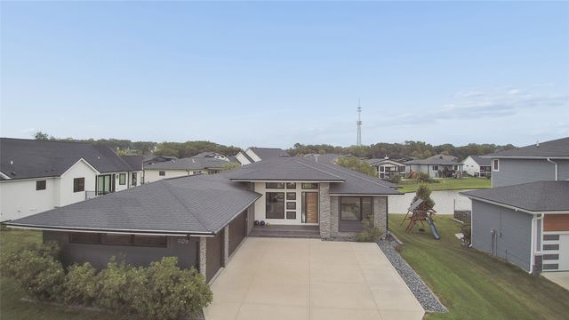 1106 S 100th Street, West Des Moines, IA 50266