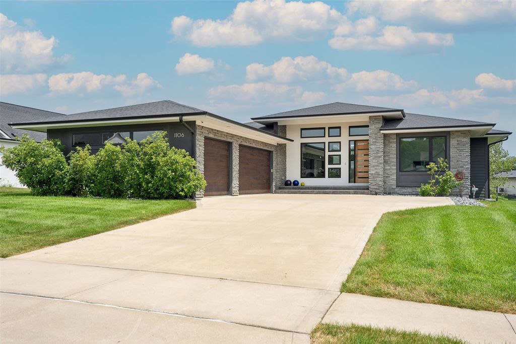1106 S 100th Street, West Des Moines, IA 50266