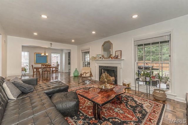 712 Francis Place, Clayton, MO 63105