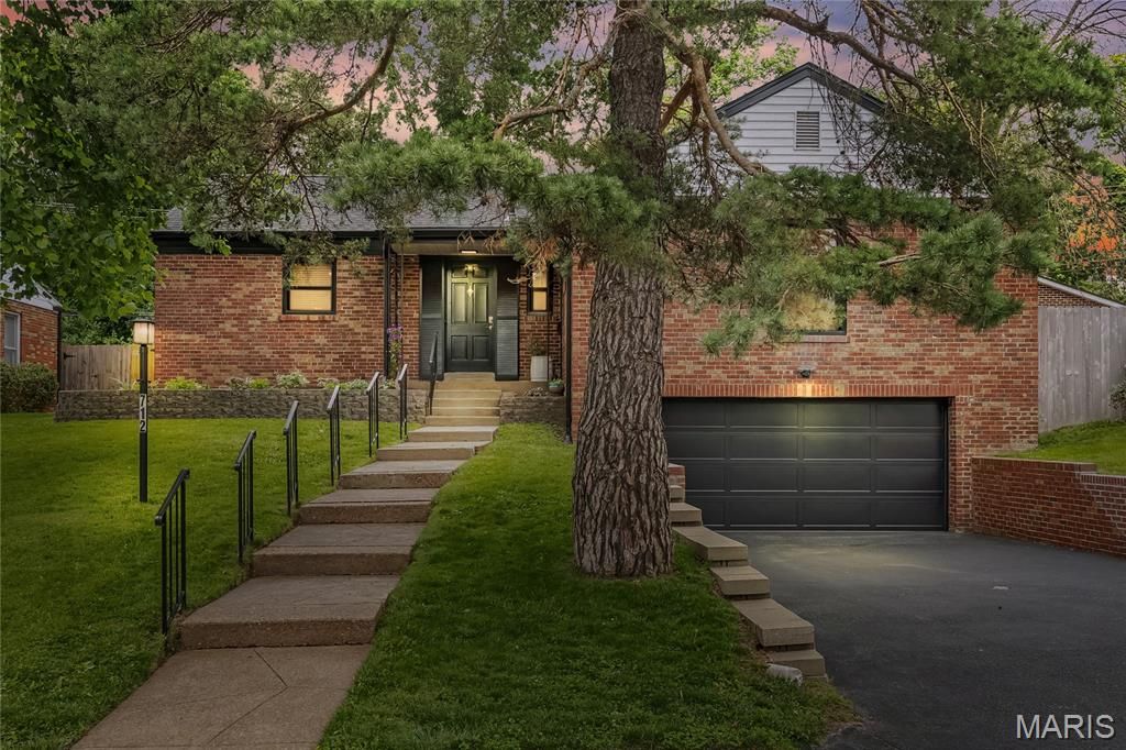 712 Francis Place, Clayton, MO 63105