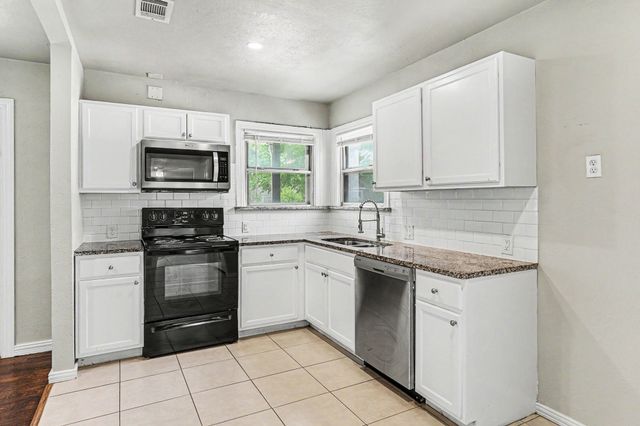 1108 E Robert Street, Fort Worth, TX 76104