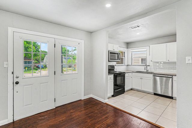 1108 E Robert Street, Fort Worth, TX 76104