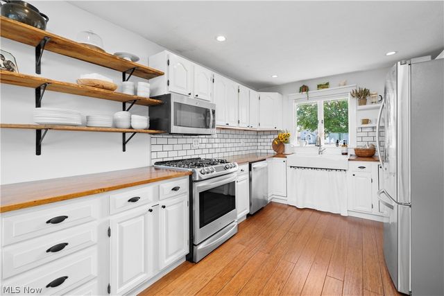4247 E Lake Road, Sheffield Lake, OH 44054