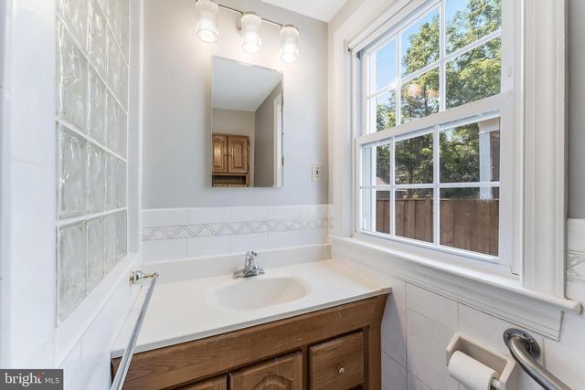 1005 N LEBANON ST N, Arlington, VA 22205