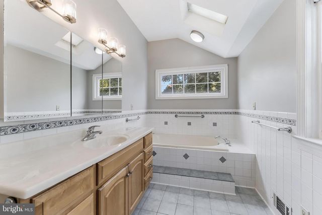 1005 N LEBANON ST N, Arlington, VA 22205