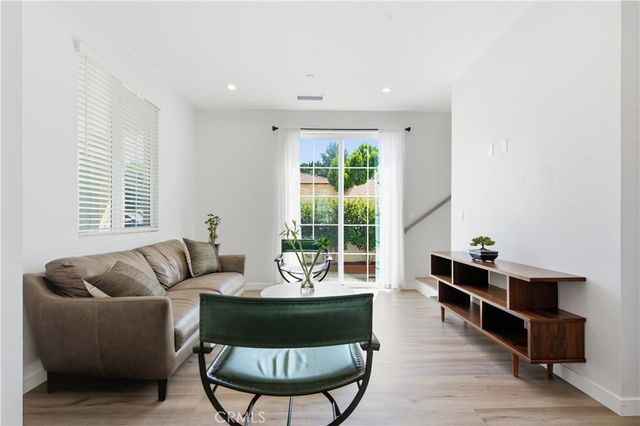 872 W Walnut Avenue A, Monrovia, CA 91016