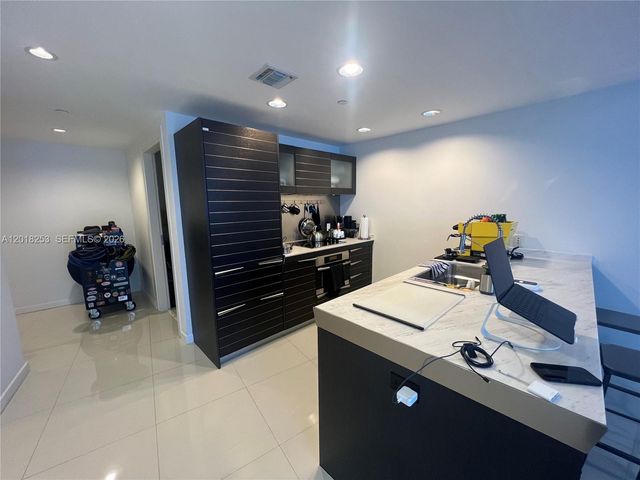 200 Biscayne Boulevard Way 3106, Miami, FL 33131