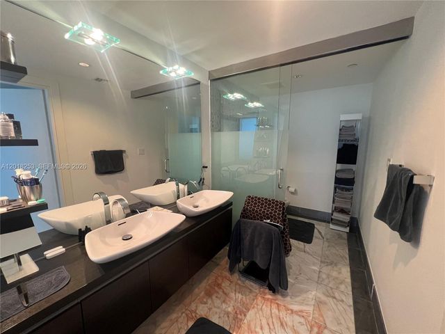 200 Biscayne Boulevard Way 3106, Miami, FL 33131